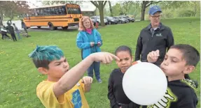  ?? MARK HOFFMAN / MILWAUKEE JOURNAL SENTINEL ?? Fernwood Montessori School students and teacher Tillie Sullivan (back left) participat­e in an Urban Ecology Center outdoor science class at Washington Park.