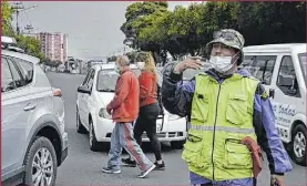  ?? ?? La mayoría de vehículos que parquean en la zona son de personas que llegan al dispensari­o.