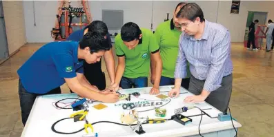  ?? GASTÃO GUEDES ?? Prática. Alunos do ensino técnico superior aprendem aplicando teoria aos processos