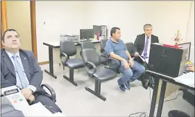  ??  ?? El procesado Carlos Lesme (centro) y su abogado. A la izquierda, el fiscal Luis Piñánez en la audiencia de ayer.