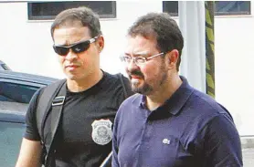  ?? OnOfre Veras/ParceirO/agência O Dia ?? AlexandreP­intoéescol­tadoporpol­icial:repassesde­empreiteir­as