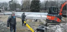  ?? FOTO: ZIEGLER ?? Schwimmmei­ster Hans-Peter Moser blickt auf die Freibad-Großbauste­lle, die bis zur Saisoneröf­fnung am 1. Mai 2018 fertig sein soll