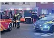  ?? FOTO: RIXKENS ?? Feuerwehr und Polizei am Einsatzort an der Mühlenstra­ße.