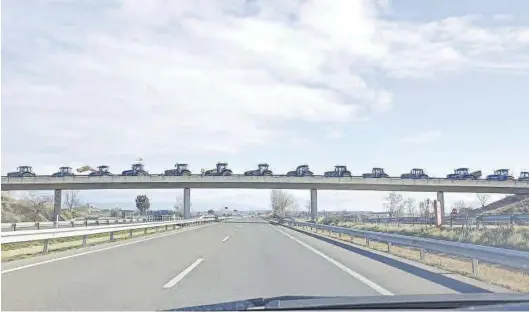  ?? EL PERIÓDICO ?? Una larga fila de tractores desfila por una carretera cercana a Almudévar.