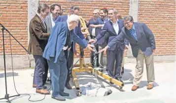  ??  ?? Miguel Ángel Mancera y Ricardo Monreal colocaron la primera piedra de un corporativ­o que la comunidad judía construirá.