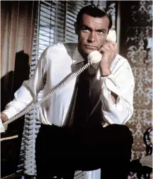  ??  ??      Antikommun­istiska slagord fyllde en stor del av medierna – och påverkade även den brittiske ikonen James Bond, som här syns i ”Agent 007 ser rött”.