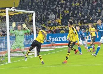  ?? FOTO: IMAGO ?? Die größte Chance des – torlosen – Hinspiels: Dortmunds Ousmane Dembélé (2. von links) trifft aus kürzester Distanz die Latte.