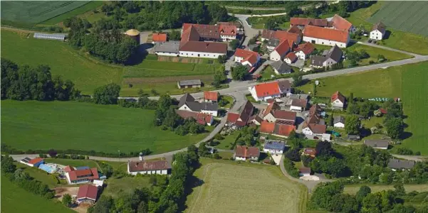  ?? Foto: Geyer-luftbild ?? Der Dischinger Ortsteil Iggenhause­n steht für Mitte des Jahres als nächster auf der Agenda beim Glasfasera­usbau.