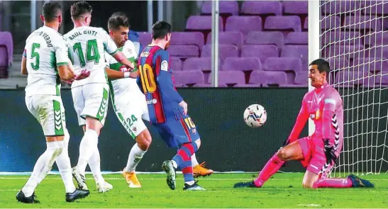  ?? AP ?? Messi marcó los dos primeros goles del Barça en la victoria ante el Elche