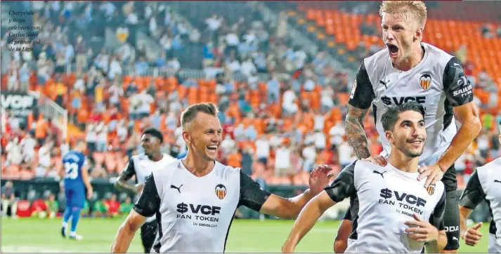  ??  ?? Cheryshev y Wass celebran con Carlos Soler el primer gol de la Liga.