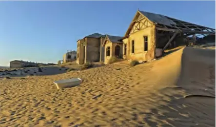  ?? ?? All that is left of Kolmanskop are houses filled with sand.