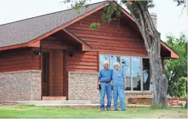  ?? LINDSEY BAUMAN/THE HUTCHINSON NEWS VIA AP ?? Don and Carol Gerstner stand outside the Medicine Lodge, Kansas, home they rebuilt after it was destroyed in a wildfire.