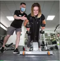  ?? Picture: Robert Perry ?? Ian Wise, a personal trainer, with client Anna Mcneil at Energie Fitness gym in south Glasgow