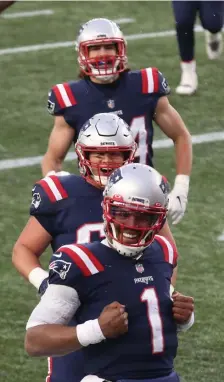  ?? NANCY LANE PHOTOS / HERALD STAFF ?? SUPERCAM RETURNS: Patriots quarterbac­k Cam Newton totalled four touchdowns against the Jets on Sunday in a meaningles­s victory. Below, rookie tight end Devin Asiasi hauls in his first touchdown of his career.