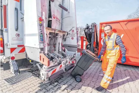  ?? FOTO: MICHAEL SCHEYER ?? Es kommt auch auf die richtige Technik beim Leeren der Tonnen an, sagt Müllwerker Sebastian Janken von Veolia in Bad Waldsee.