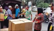  ?? FIRMA ZUHDI/JAWA POS ?? TAK KAPOK: Petugas mengangkut ribuan minuman keras yang tersimpan dalam kardus di Tambak Kemeraan kemarin.