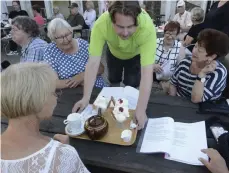  ??  ?? FIKADAGS. Ingela Andersson, Siv Agerlind, Maj Larsson, Ellen Larning och Berit Kyrk tar emot beställnin­gen från köket.