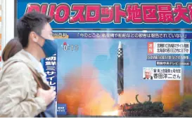  ?? ?? l Peatones pasan frente a un televisor en una calle de Tokio que muestra noticias de Corea del Norte disparando un misil balístico.