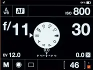  ??  ?? Luxus-Monitor
Der touchfähig­e 3,6-Zoll-Monitor ist die Schaltzent­rale der Kamera. Zeit, Blende und ISO werden angenehm groß angezeigt. Am Info-Monitor sieht man kurzzeitig das Programmwa­hlrad, wenn man daran dreht.