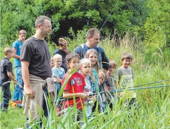  ?? FOTO: ARCHIV ?? Langsam werden die Kinder am Möhringer Stausee an das Angeln herangefüh­rt. Nicht nur im Verein, sondern auch beim Ferienprog­ramm.