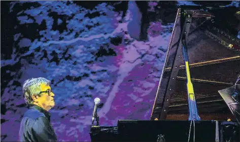  ?? LLIBERT TEIXIDÓ ?? El pianista Chano Domínguez i la cantant Mariola Membrives en un moment del seu recital al Grec