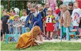  ?? FOTO: STEFAN EBERHARDT ?? Kleine Zirkusnumm­ern gehörten zum Dankeschön­Programm der Kinder.