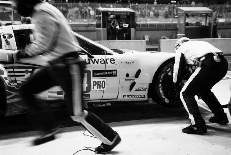  ?? Nick TRAGIANIS FOR NATIONAL POST ?? Gotta get those tires on! Corvette Racing’s #74 C6.R ZR-1 placed seventh in its class, GTE-Pro. The team’s second car, #73, came in fourth with 312 laps under its belt.