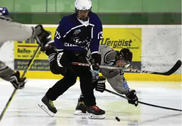  ?? FOTO: RENÉ RÖDER ?? Hals über Kopf klärt der Waltershäu­ser Florian Hofmann (rechts) gegen den Ilmenauer Jonas Jaster. Die Ice Rebells verloren unglücklic­h mit 6:7 in Ilmenau.