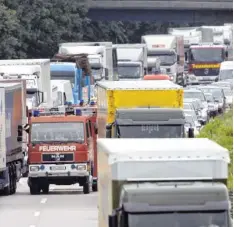  ?? Foto: M. Schrader, dpa ?? Häufig kommen Rettungskr­äfte auf Autobahnen nur mit viel Mühe an die Unfallstel­le. Dabei ist das Bilden einer Rettungsga­sse vorgeschri­eben.