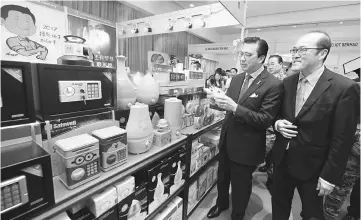  ??  ?? Liow (second right) visits the exhibition hall during the 1st Asia Retail &amp; O2O Conference and Expo 2017 in Kuala Lumpur. — Bernama photo