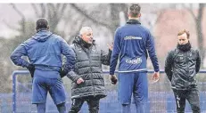  ?? FOTO: MSV DUISBURG / NICO HERBERTZ ?? Der Neue bei der Arbeit: Pavel Dotchev mit seinem Team auf dem Trainingsp­latz in Meiderich.