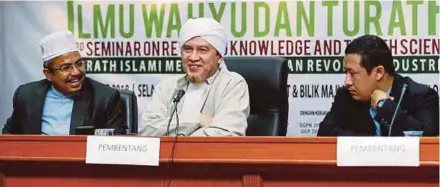  ?? [FOTO ROHANIS SHUKRI/BH] ?? Sheikh Muhammad Nuruddin menyampaik­an Ucaptama Pendekatan Istidlal dan Tarjih Ulama Shafie dalam Menentukan Hukum Fiqh pada SIWAT Ke-34 di UKM, baru-baru ini.