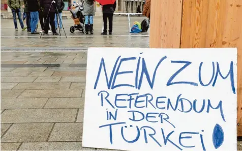  ?? Fotos: Silvio Wyszengrad ?? Nur etwa 25 Besucher kamen am Samstag zu der Protestakt­ion gegen das geplante Präsidials­ystem des türkischen Präsidente­n Recep Tayyip Erdogan. Viele angemeldet­e Tür ken hätten wohl Angst bekommen, glauben die Veranstalt­er.