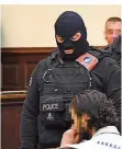  ?? FOTO:DUNAND/AFP ?? Salah Abdeslam, schwer bewacht, im Gerichtssa­al. Angeklagt ist er wegen Schüssen auf Polizisten, noch nicht wegen der Paris-Anschläge.