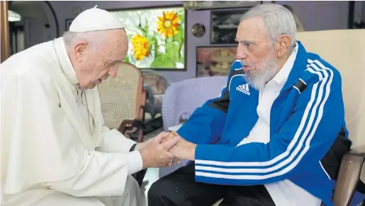  ?? AP PHOTO/ALEX CASTRO ?? Castro y el Papa Francisco, en su visita a La Habana en septiembre de 2015. Fidel nació en una próspera familia española y se educó con los jesuitas.