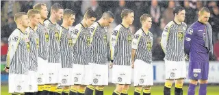  ??  ?? Tribute St Mirren players take part in the minute’s silence to remember the war dead