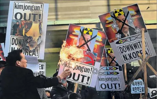  ?? JUNG YEON-JE / AFP ?? Manifestan­ts sud-coreans cremant cartells amb la imatge del dictador de Corea del Nord, Kim Jong-un, ahir a Seül
