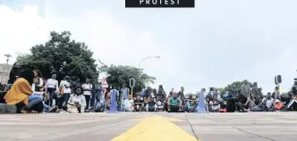  ?? African News Agency (ANA)
| BHEKIKHAYA MABASO ?? PROTESTING students at Wits University disrupted classes over registrati­on and accommodat­ion problems today.