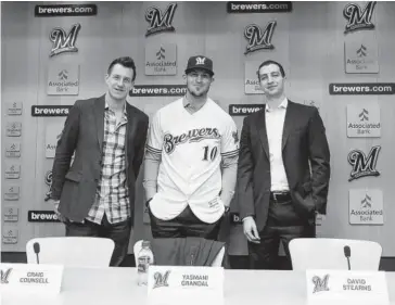  ?? FOTO: TWITTER ?? &gt; Yasmani Grandal en su presentaci­ón con su nuevo equipo.