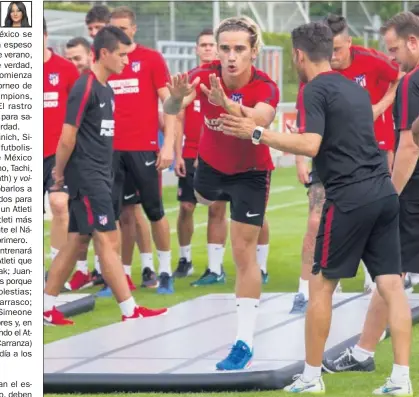  ??  ?? SESIÓN EN MÚNICH. Simeone da instruccio­nes a Griezmann, ayer, en la sesión del Atlético en el Allianz.