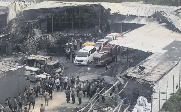  ?? PICTURE: TATAN SYUFLANA/AP ?? 0 Police and rescue services at the Tangerang factory outside Jakarta, which was destroyed in an explosion and fire that killed at least 47 people