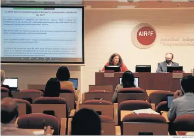  ?? SERGIO PÉREZ/EFE ?? Esther Gordo durante la presentaci­ón del informe, ayer, de la Airef.