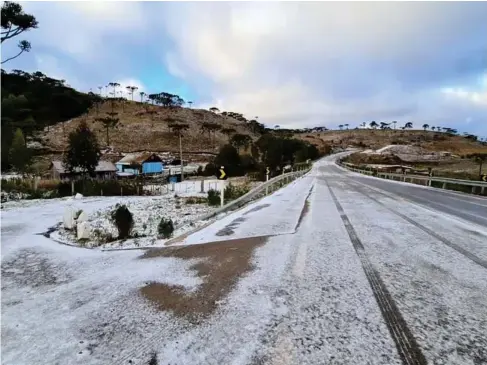  ?? (AP) ?? Snow covers the road t oS ao Joaquim, Brazil