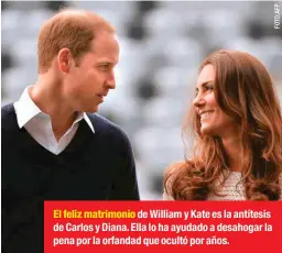  ??  ?? El feliz matrimonio de William y Kate es la antítesis de Carlos y Diana. Ella lo ha ayudado a desahogar la pena por la orfandad que ocultó por años.