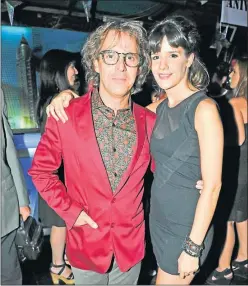  ??  ?? ADN. Violeta y su padre, Mex Urtizberea, compartier­on elenco en Graduados. Con Esteban Lamothe en una escena de Las estrellas.