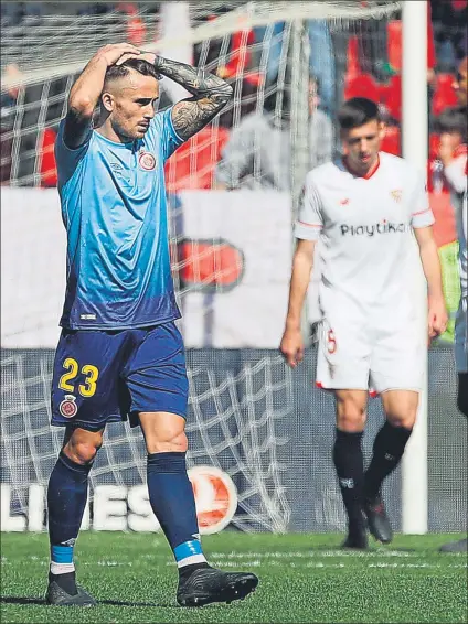  ?? FOTO: EFE ?? Aleix García, del Girona, se lamenta tras el gol encajado en el Pizjuán. El equipo de Machín mereció más pero Rico fue una muralla