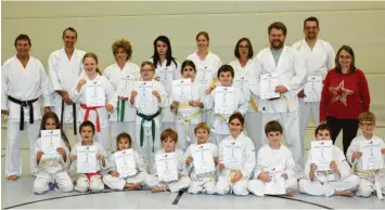  ?? Foto: Werner Friedl ?? Geschafft: Fast 40 Karateka des Karate-Club Neuburg und von Ikeda Burgheim haben an einem Lehrgang mit Josef Ries (6. Dan) und Stephan Lange (5. Dan) teilgenomm­en.