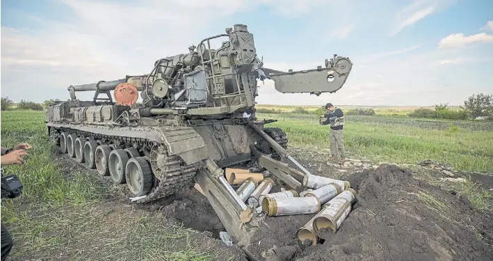  ?? EFE ?? Restos. Un tanque ruso destruido en un campo camino a la localidad de Vil’khivka, en la región de Járkov donde las fuerzas invasoras están comenzado a emprender la retirada.