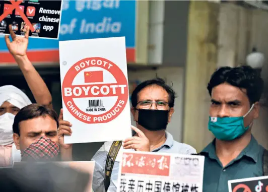  ?? PRAKASH SINGH /AFP ?? A DEMONSTRAT­ION urging Indians to boycott Chinese mobile apps and products, in New Delhi on June 30.