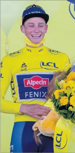  ??  ?? Mathieu van der Poel, de amarillo en el podio de Muro de Bretaña.